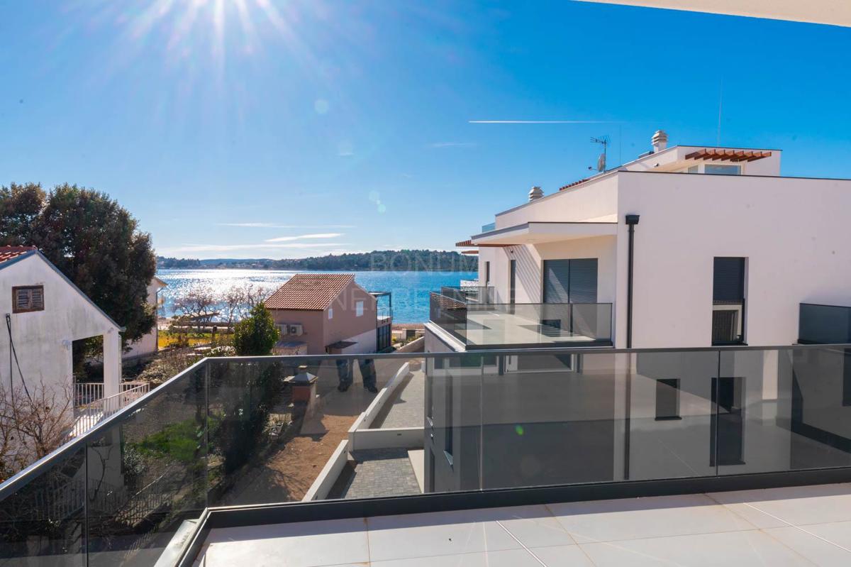 Vodice- Srima, prodamo odličen apartma s strešno teraso, druga vrsta do plaže – 2