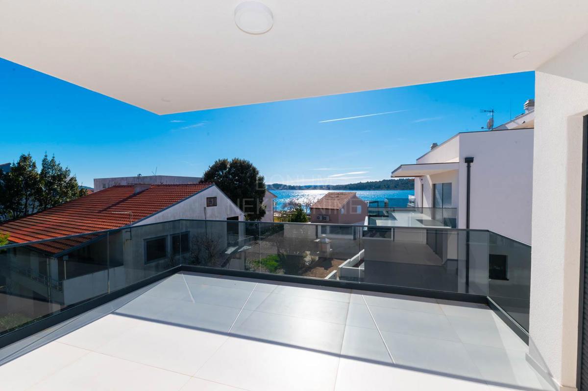 Vodice- Srima, prodamo odličen apartma s strešno teraso, druga vrsta do plaže – 3