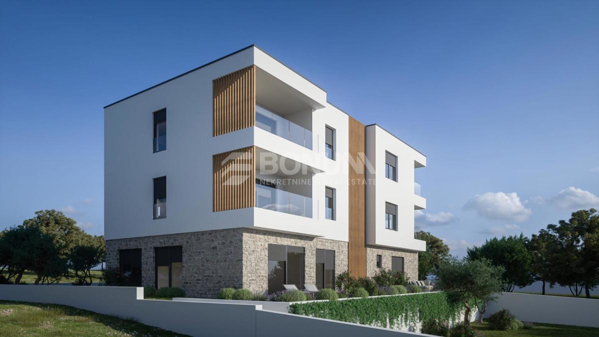 Brodarica – novogradnja prvi red do mora – stan s vrtom – 2