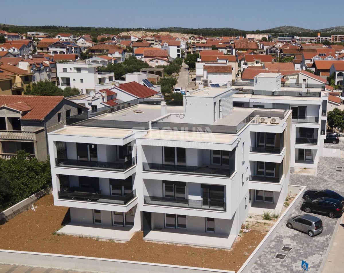 Prodaje se apartman s dvorištem u centru grada, Vodice