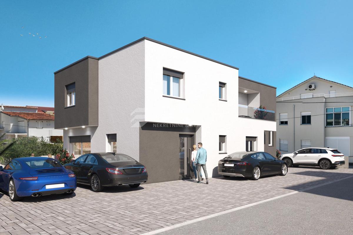 Moderan dvoetažni stan s dvorištem u novogradnji – Vodice