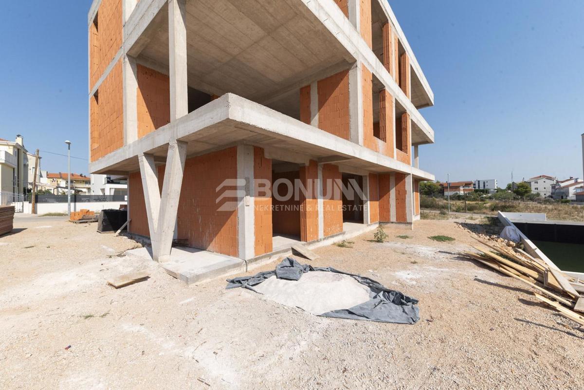 Vodice, new building - ground floor apartment with spacious terraces and garden
