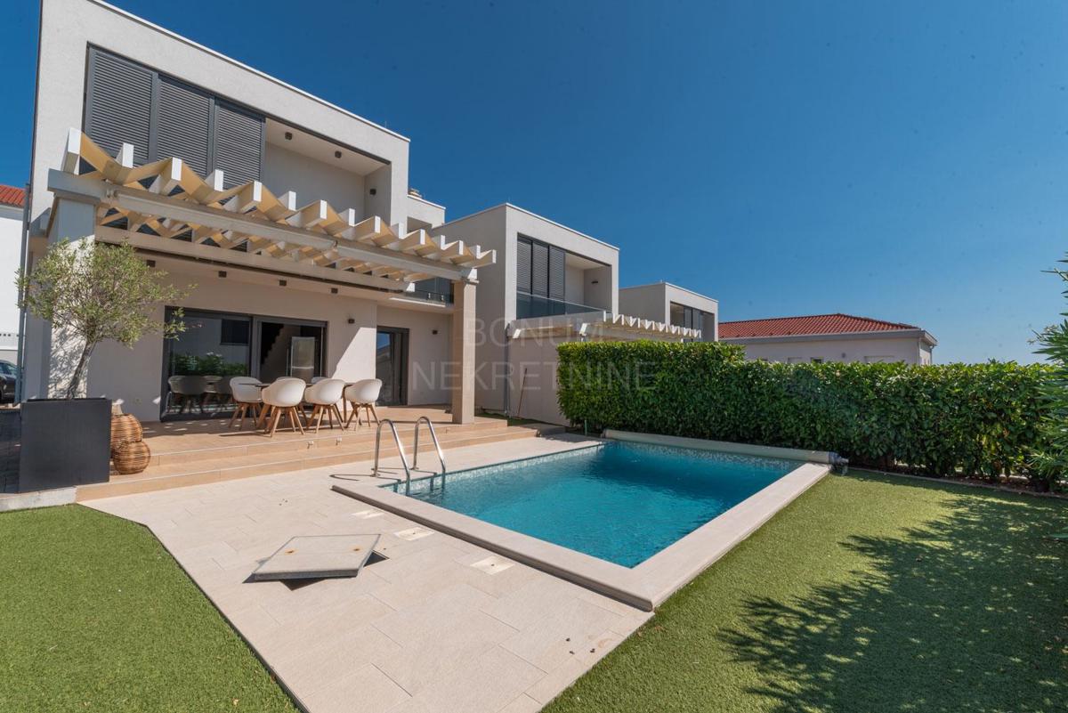Čudovita opremljena hiša z bazenom, Vodice – 3