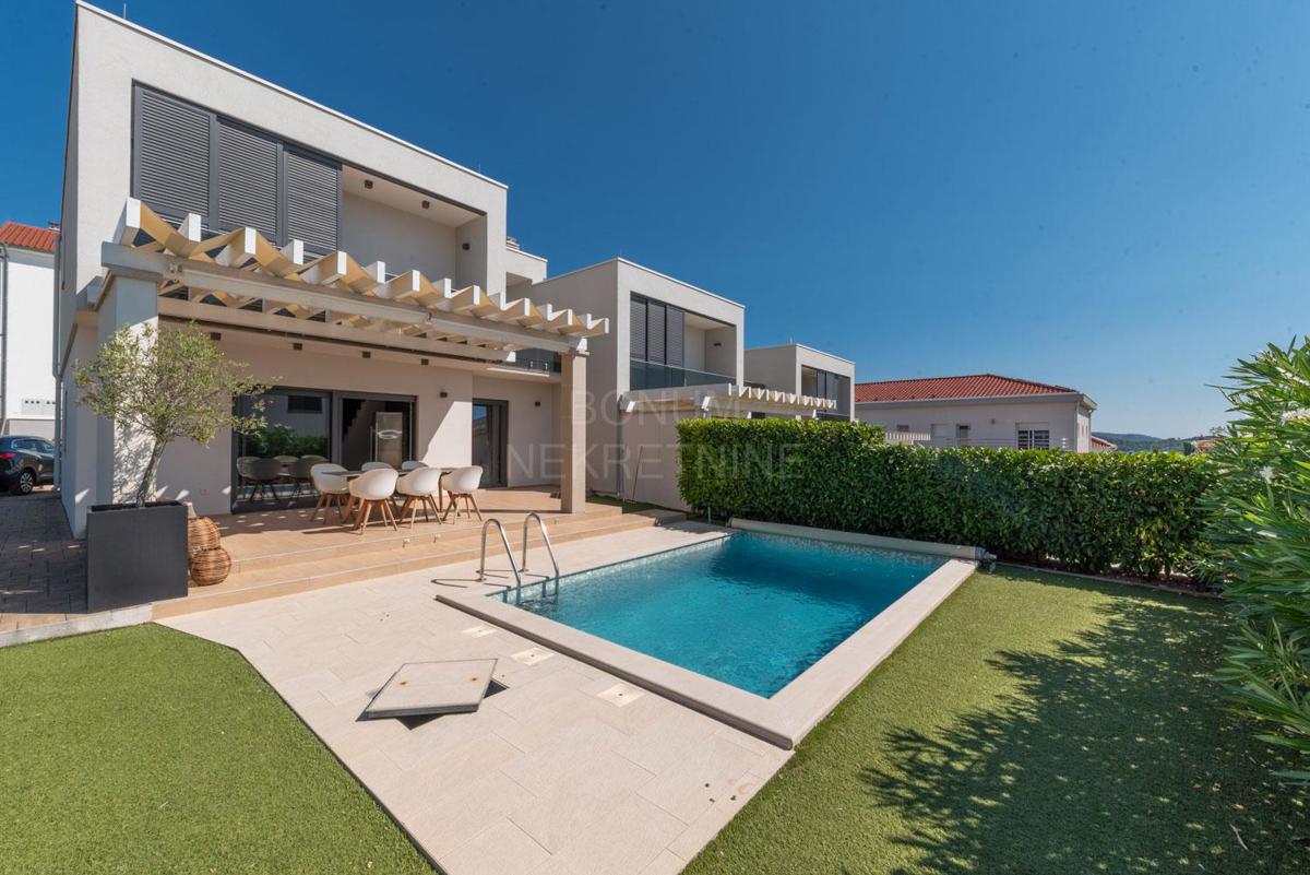 Čudovita opremljena hiša z bazenom, Vodice – 2