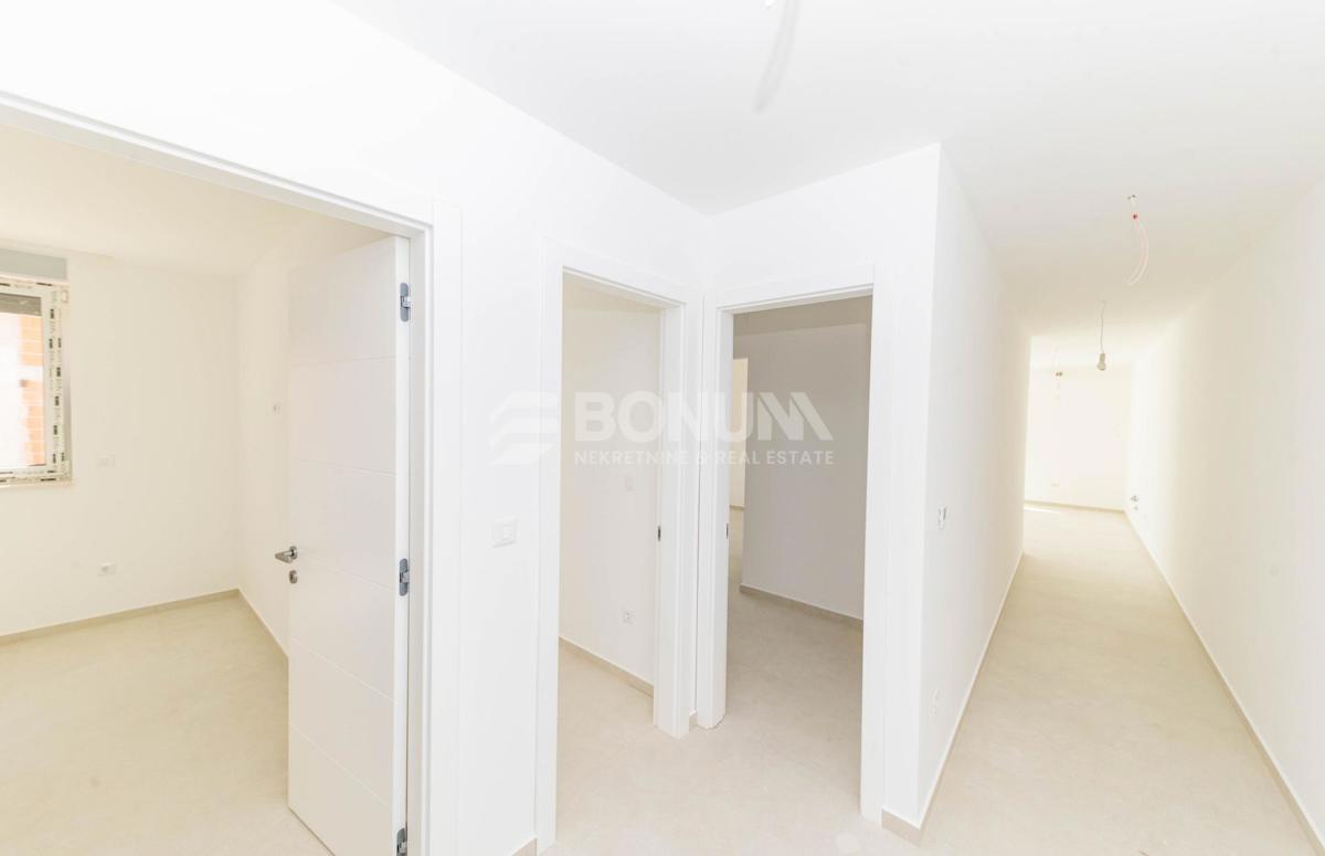 Prostran apartman u prizemlju s velikim vrtom, 50 m od mora – Srima kod Vodica – 2