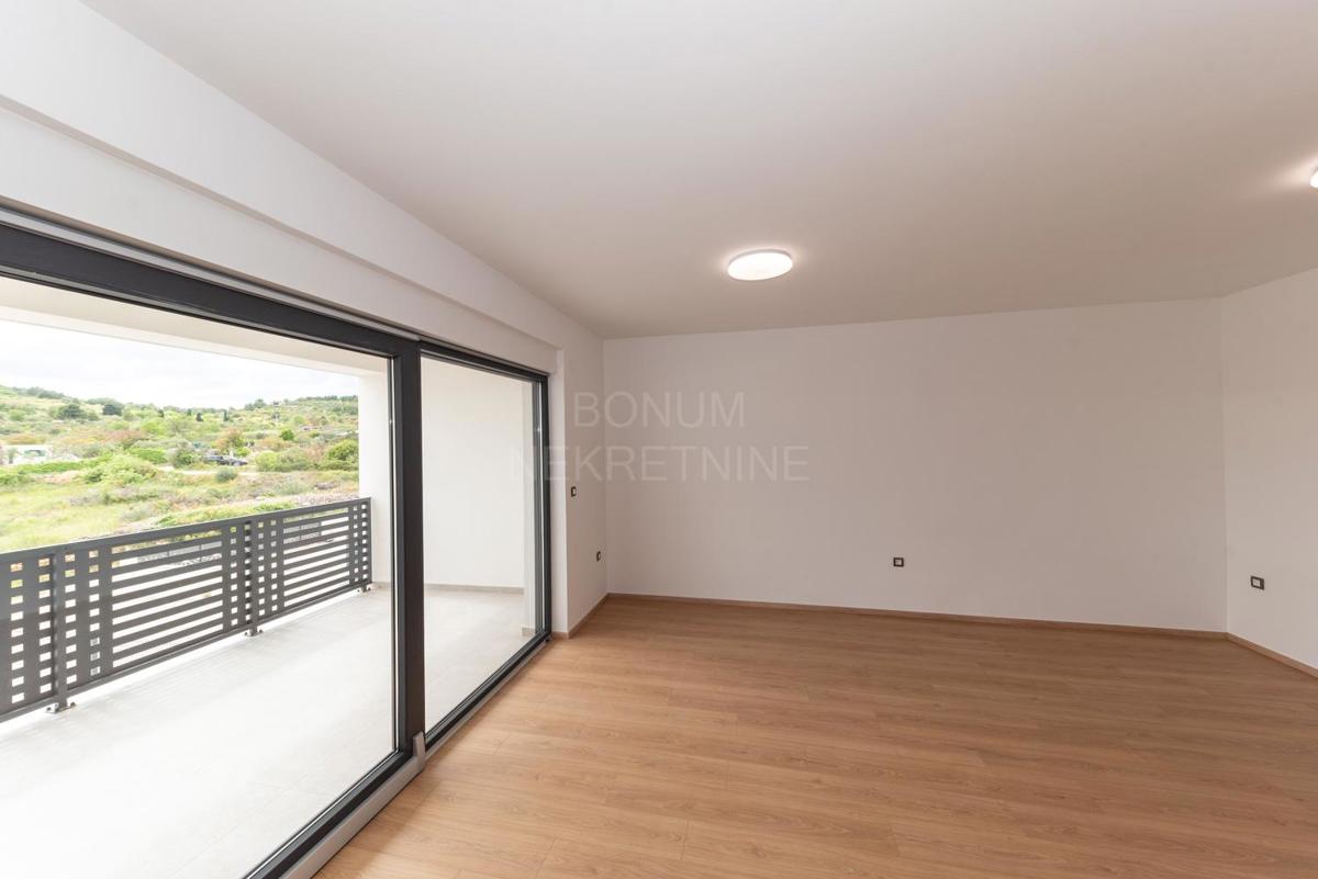 Odličan stan u novogradnji, prvi kat, tri spavaće sobe, Vodice
