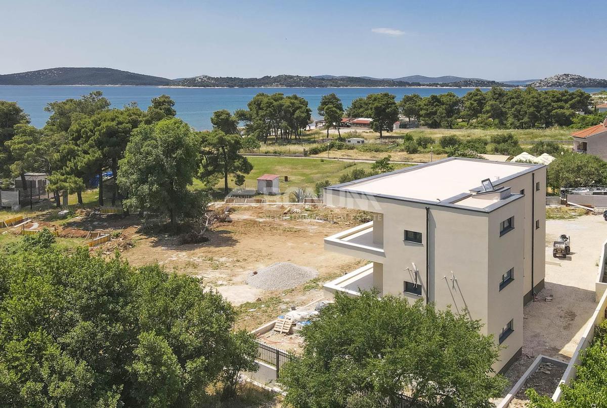Vodice – Prostorno stanovanje v pritličju novogradnje, druga vrsta do morja – 2