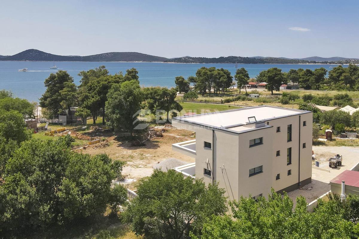 Vodice – prostran stan u prizemlju novogradnje, 2. red do mora