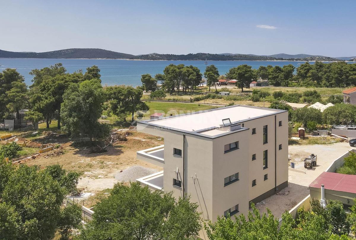 Vodice – Prostorno stanovanje v pritličju novogradnje, druga vrsta do morja – 3