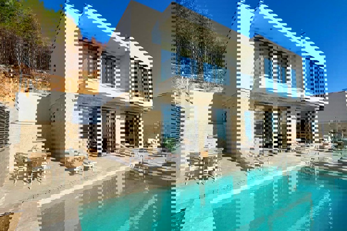 Дом OMIŠ, 1.800.000 €