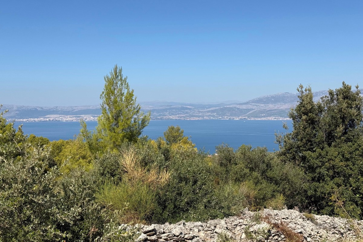 Großzügiges Grundstück mit freiem Blick auf das Meer und die Stadt Split – 3