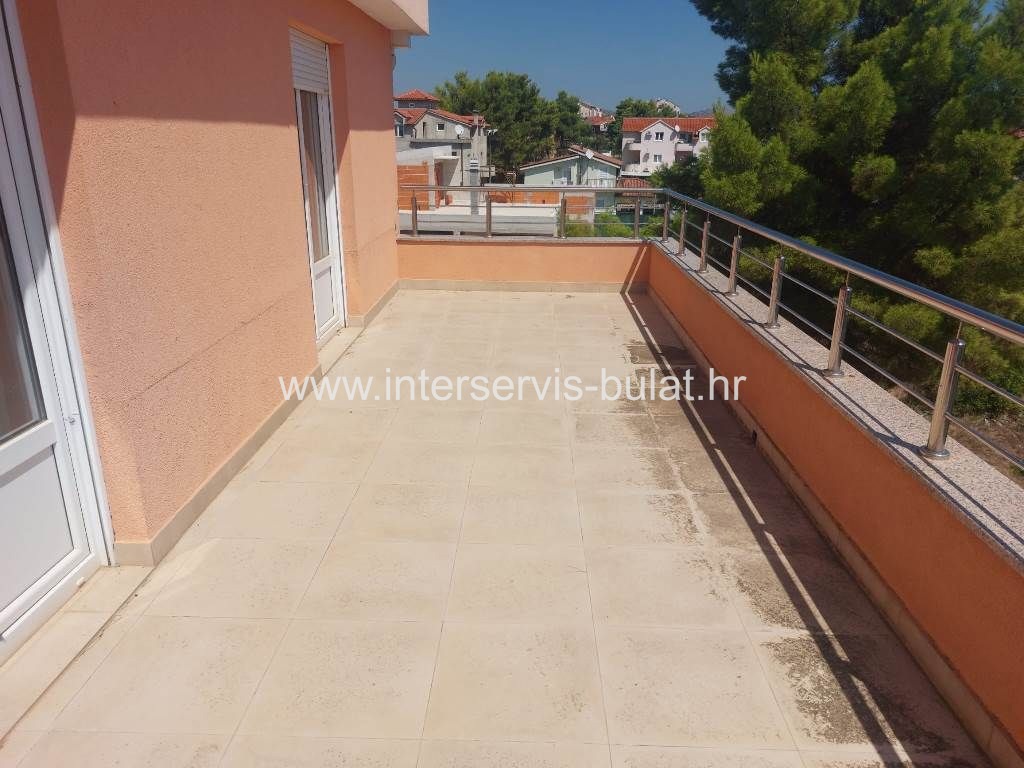 .::: Vodice, dvosoban stan s velikom terasom :::.