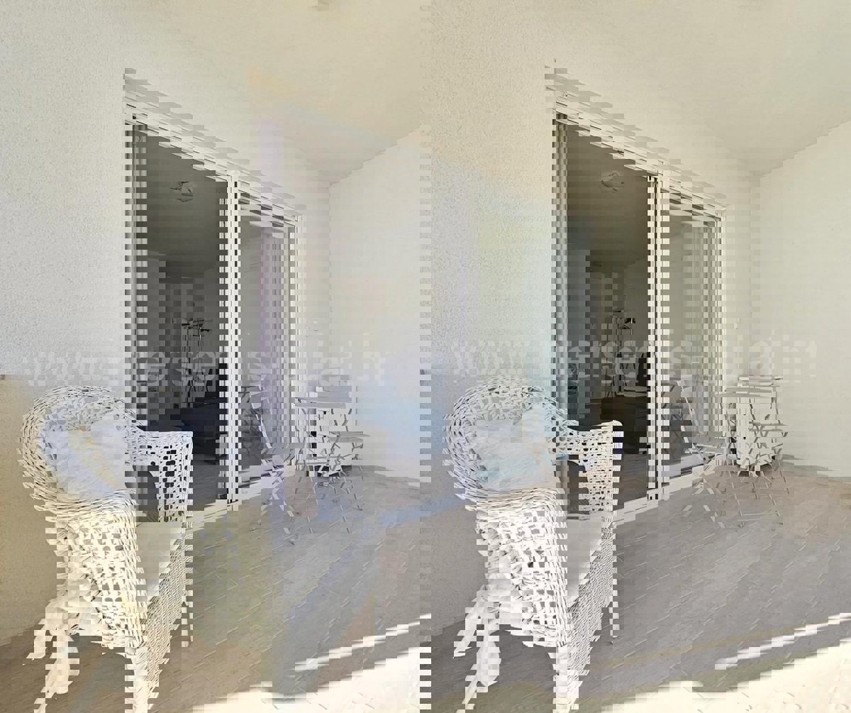 Locale commerciale ŠIBENIK, 560 €