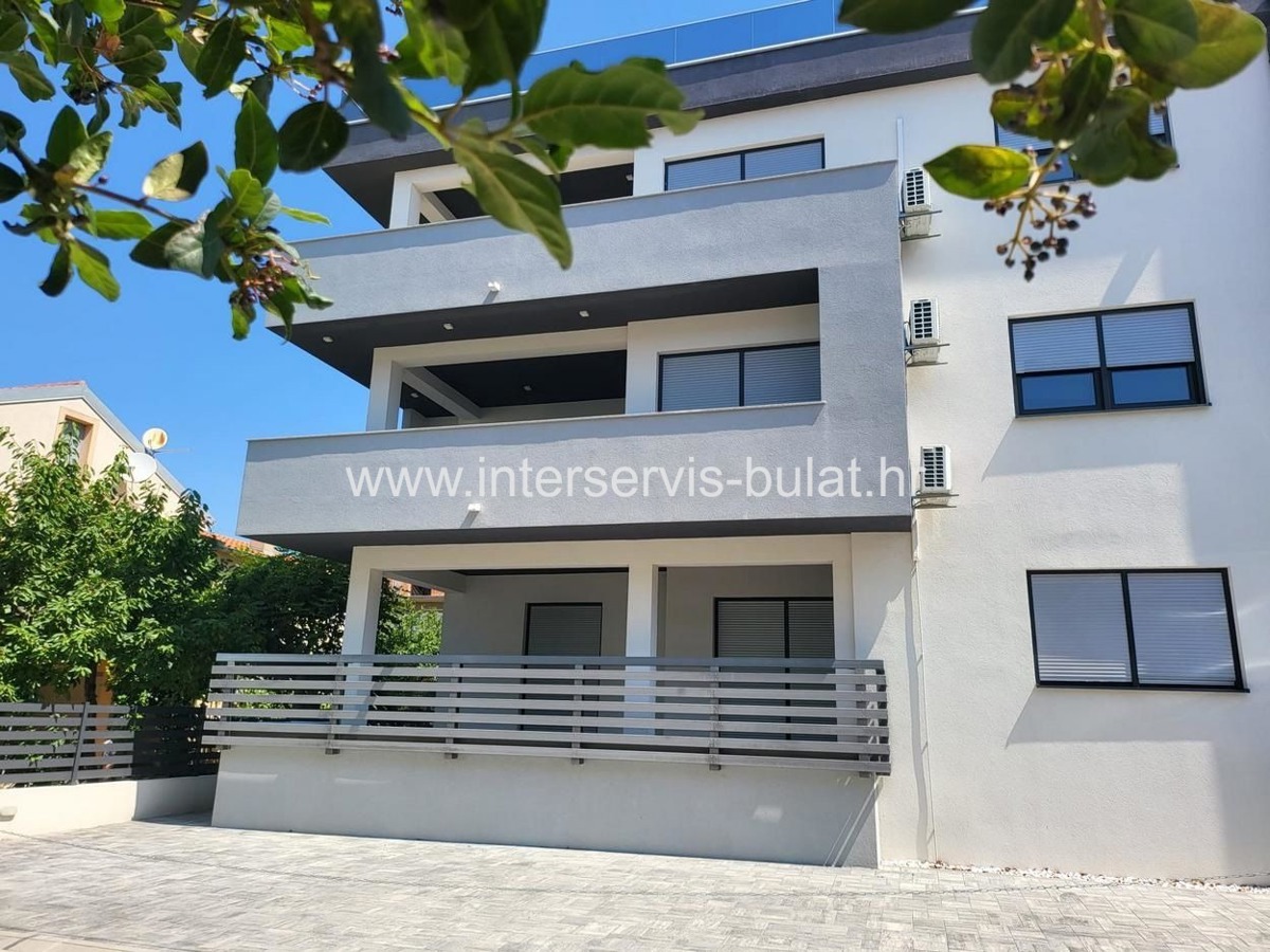 .::: Penthouse s raskošnom terasom i pogledom na more :::.
