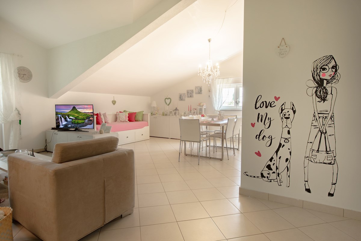 Prostorno stanovanje v zadnjem nadstropju v Poreču – 92 m², 2 spalnici, le 1 km od morja
