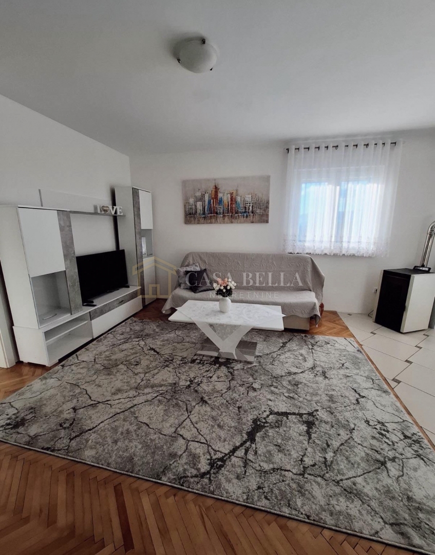 Appartamento VIŠKOVO, 700 €