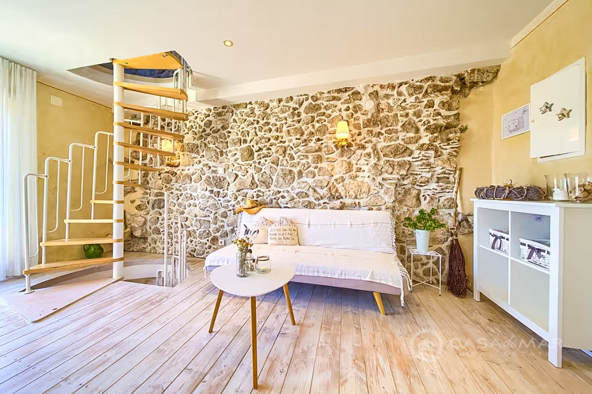 PRILIKA! Mediteranska kuća s prekrasnom okućnicom – 2