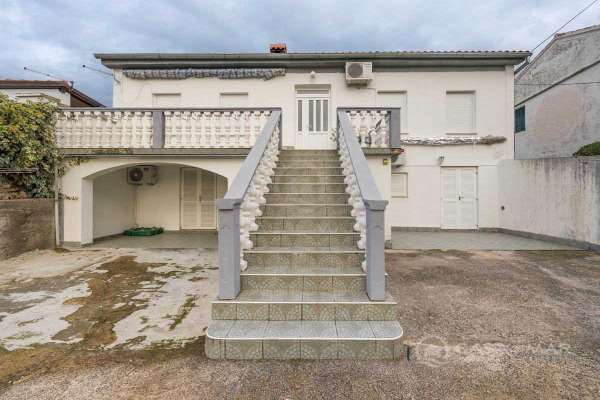 Primorska kuća sa tri apartmana – 2