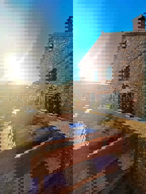 Locale commerciale POSEDARJE, 1.500 €