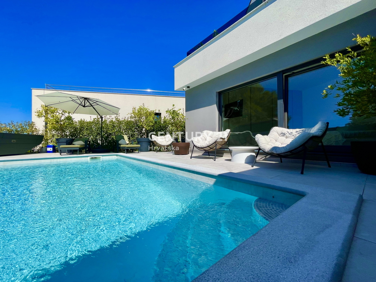 BANJOLE/VOLME, VILLA MIT POOL UND MEERBLICK, NUR 80 METER VOM MEER ENTFERNT, EXKLUSIV NUR BEI C21!! – 3