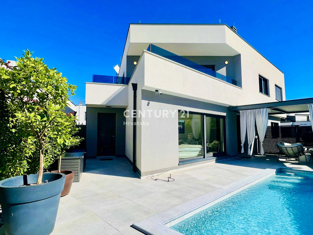 BANJOLE/VOLME, VILLA MIT POOL UND MEERBLICK, NUR 80 METER VOM MEER ENTFERNT, EXKLUSIV NUR BEI C21!! – 2