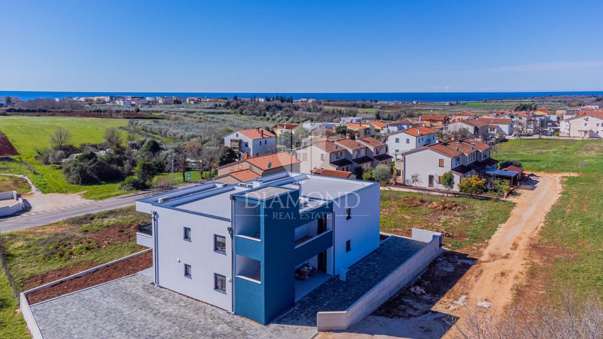 Novigrad, stan s krovnom terasom i pogledom na more!