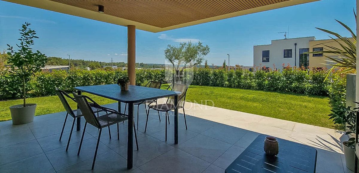 Novigrad, new apartment 94 m2 on the ground floor with a private garden of 148 m2!