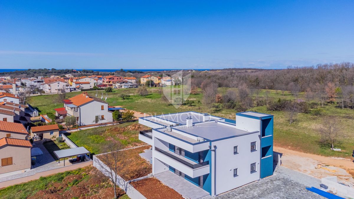 Novigrad, stan s krovnom terasom i pogledom na more!