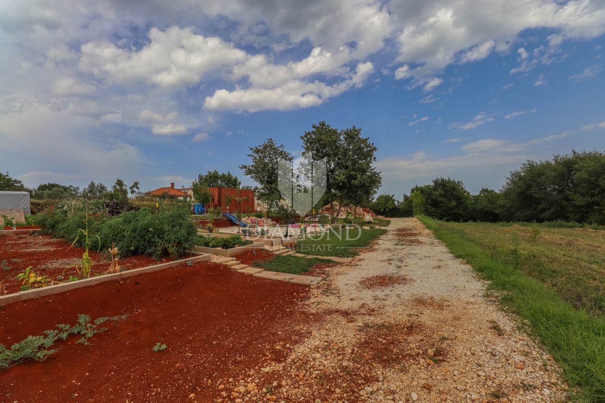 Участок BARBAN, 65.000 €