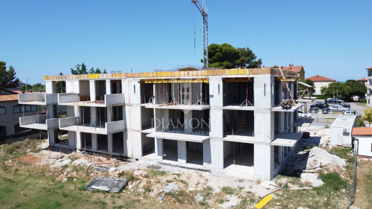 Poreč, okolica, moderan stan sa prostranom okućnicom