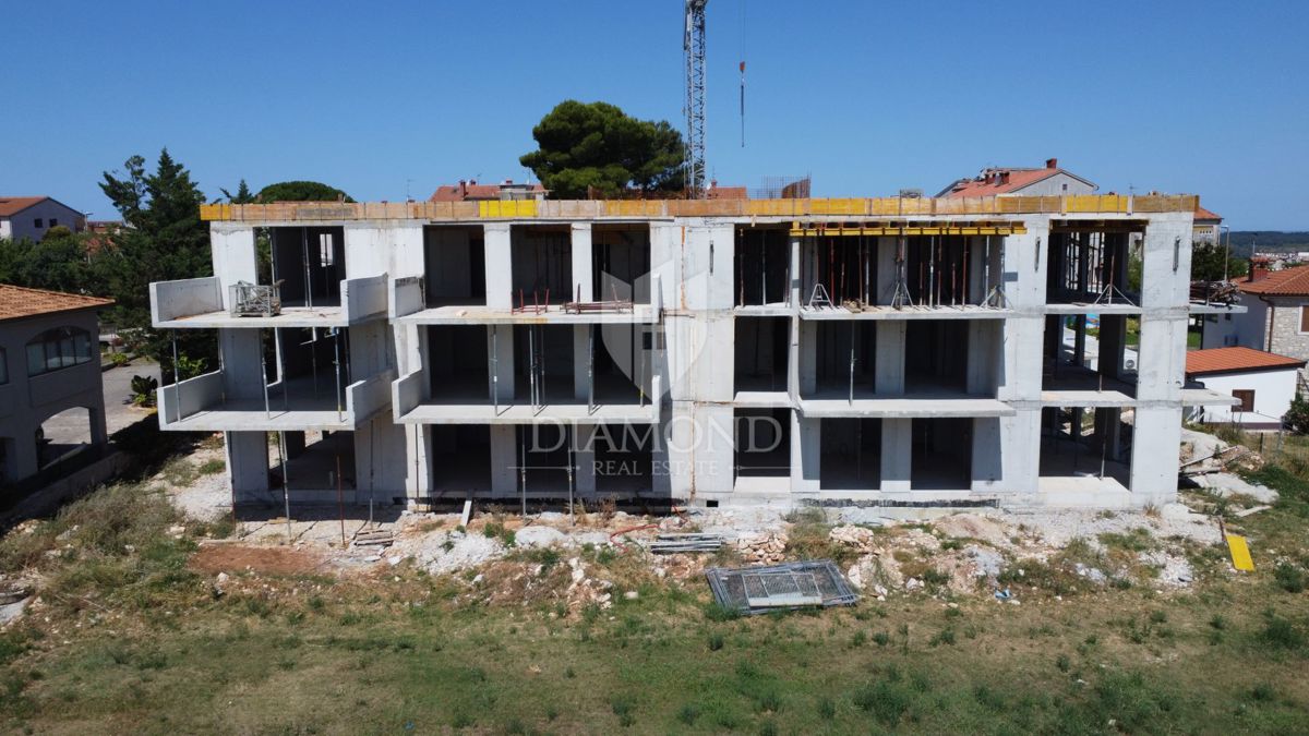 Poreč, okolica, moderno stanovanje s prostornim vrtom