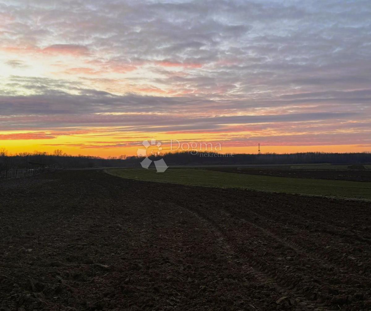 Участок PODTUREN, 22.000 €