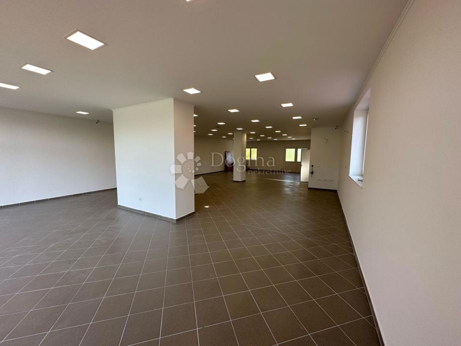 Locale commerciale ČEPIN, 1.700 €