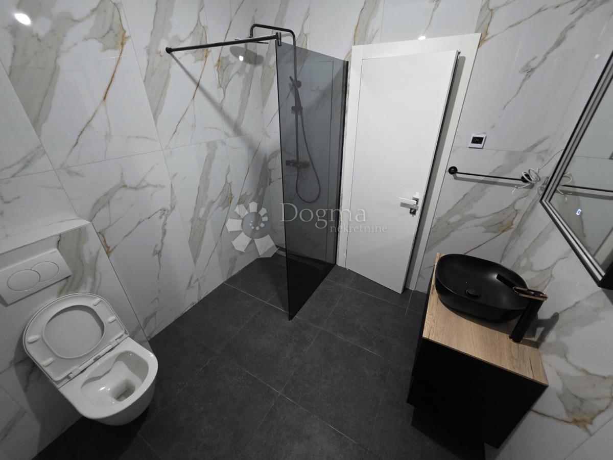 Appartamento ROGOZNICA, 300.000 €