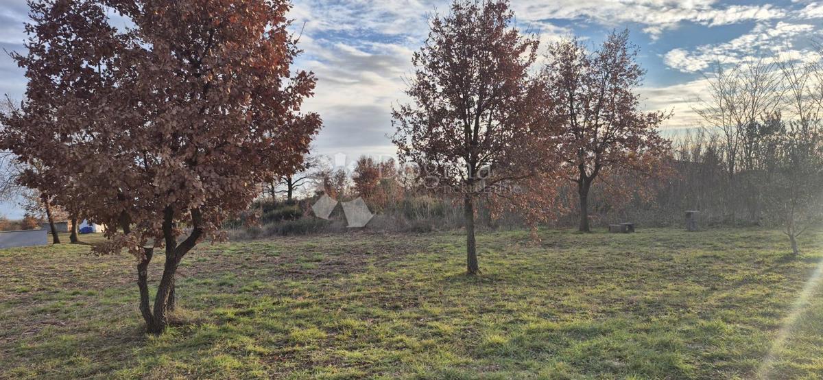 Участок MARČANA, 134.880 €