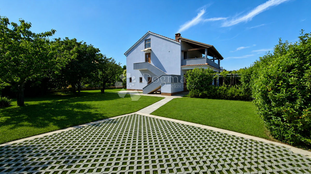 POREČ (okolica) - Prostrani stan u prizemlju sa vrtom