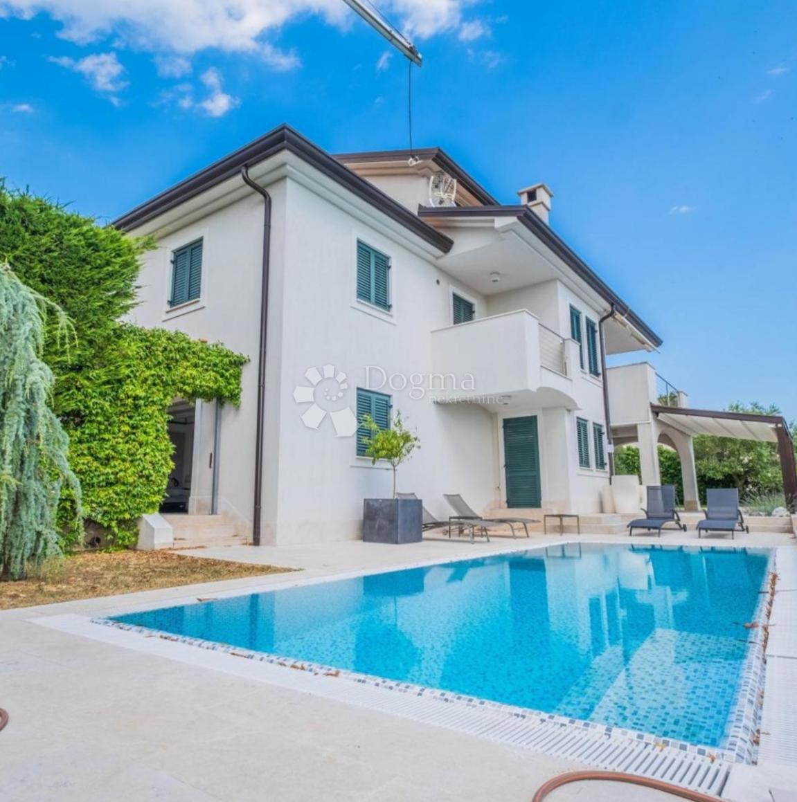 Дом KOSTRENA, 3.000 €