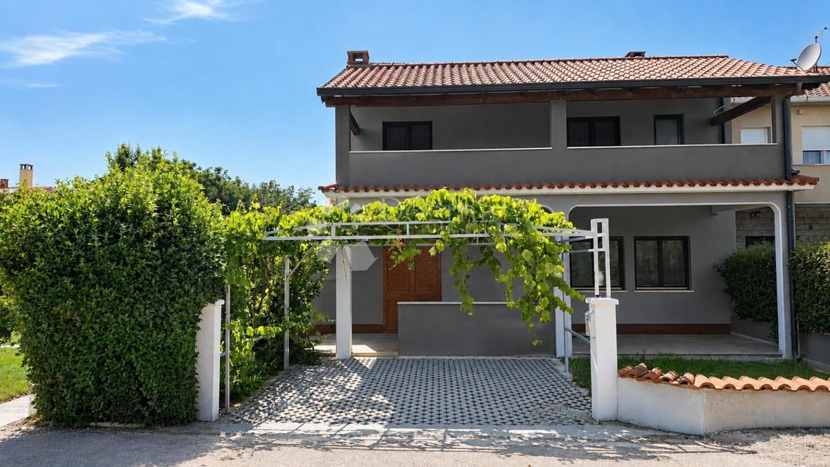 POREČ (okolica) - Prostrani stan na 1.katu sa vrtom
