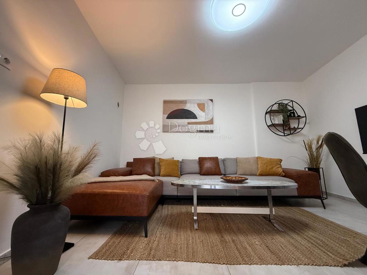 Dva luksuzno renovirana apartmana rustikalnog šarma – vrhunska investicija u srcu Pule