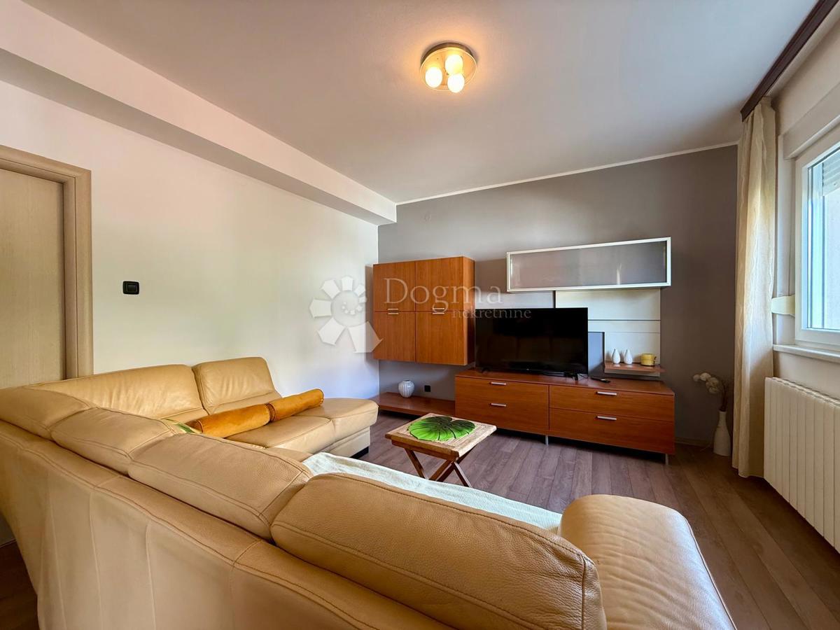 Prostran dvosoban stan, 90 m²– Pula