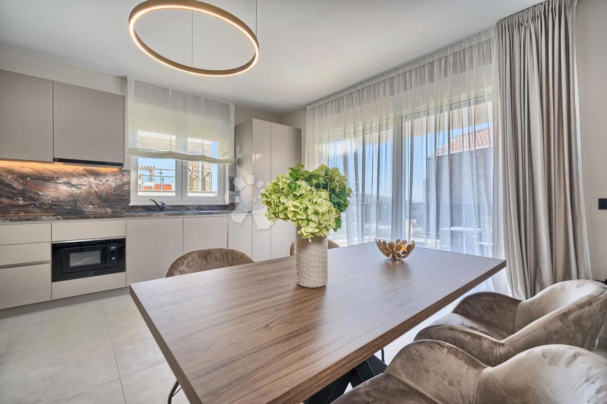 Appartamento PRIMOŠTEN, 360.000 €