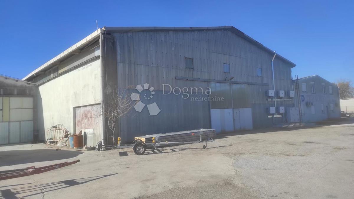 Locale commerciale OPUZEN, 846.000 €