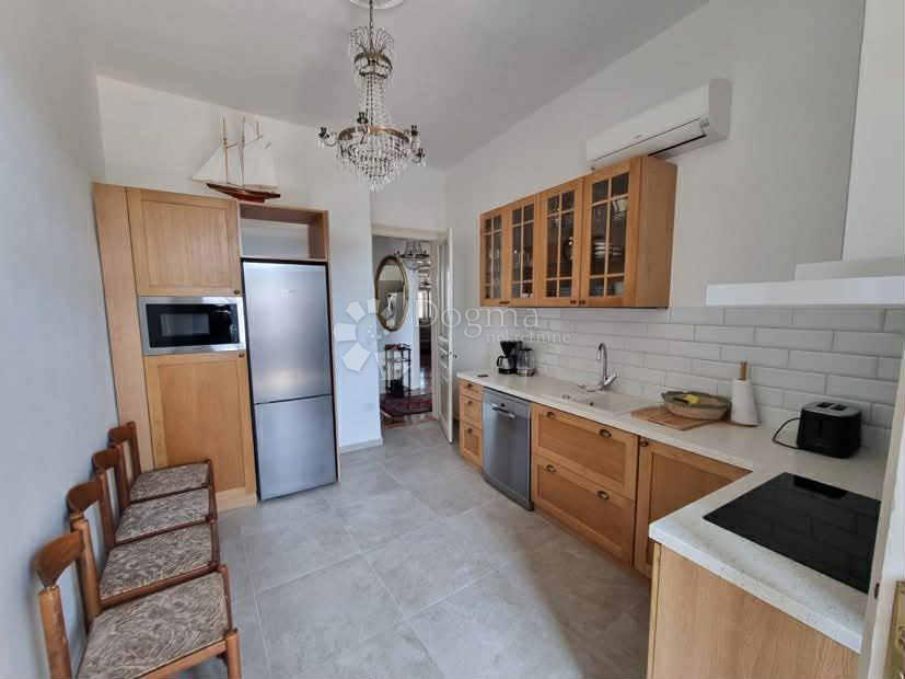 Elegantno uređen stan za dugoročni najam u samom centru Pule – 93 m² s terasom