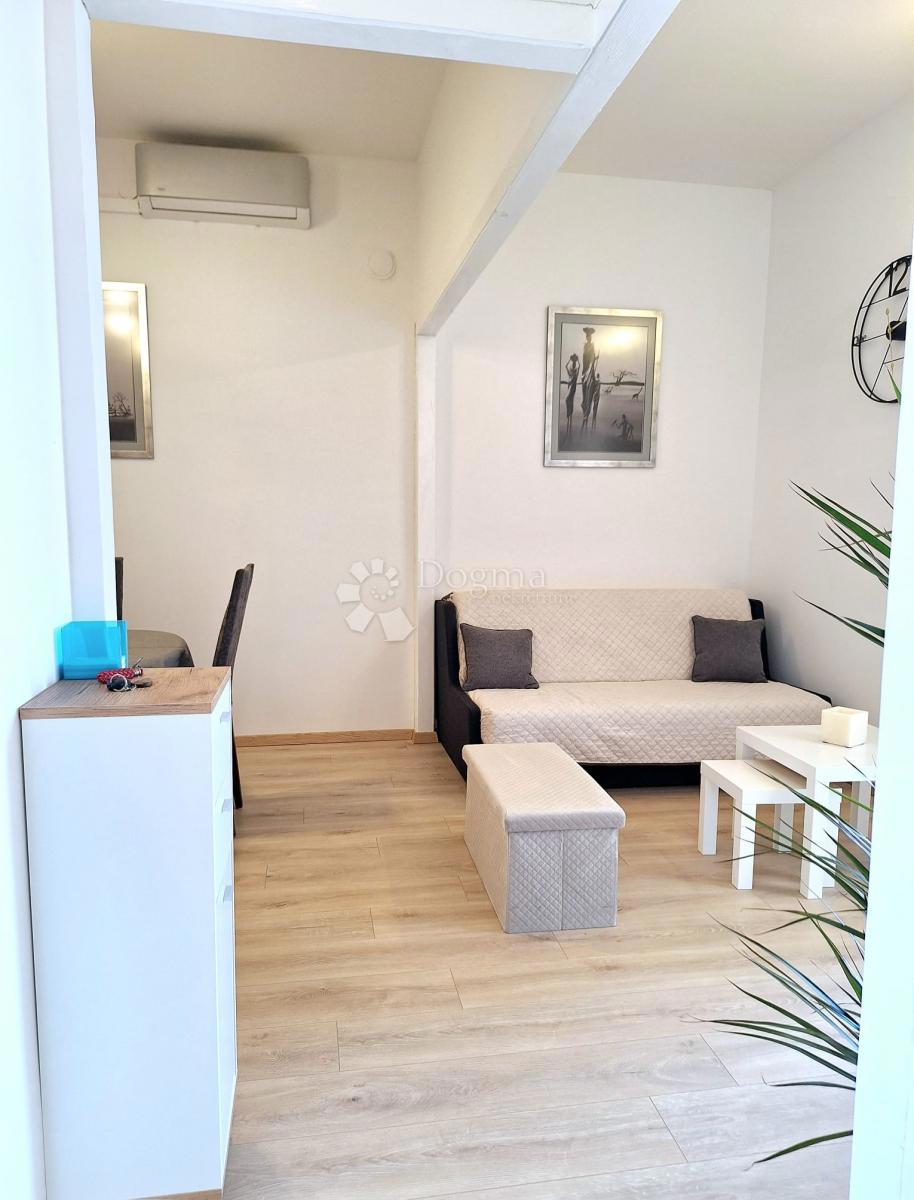 Appartamento OMIŠ, 900 €