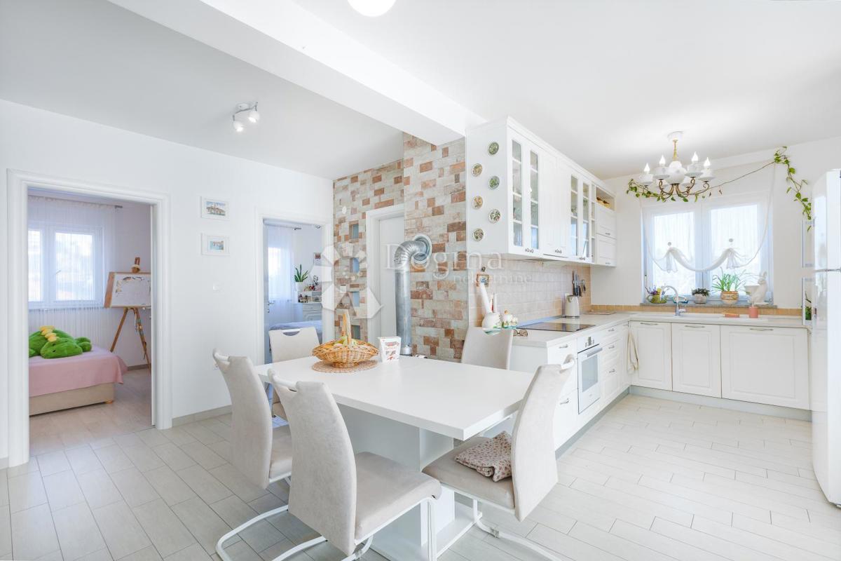 Flat Veli vrh, Pula, 140m2