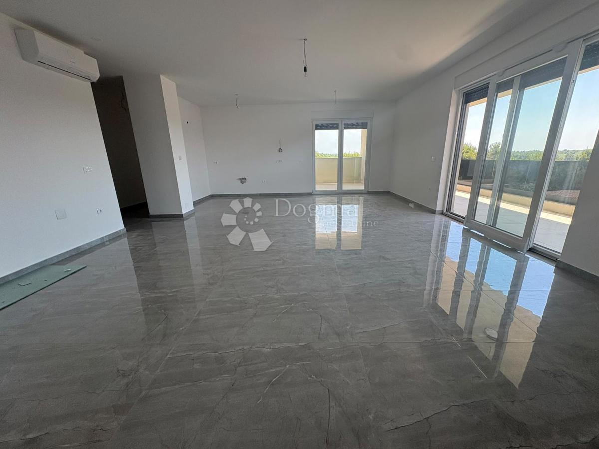 Penthouse sa 3SS+DB i krovnom terasom 800m od mora