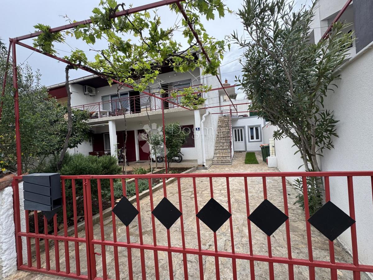 VODICE – DVOSOBAN STAN 90 m², 500 m OD MORA