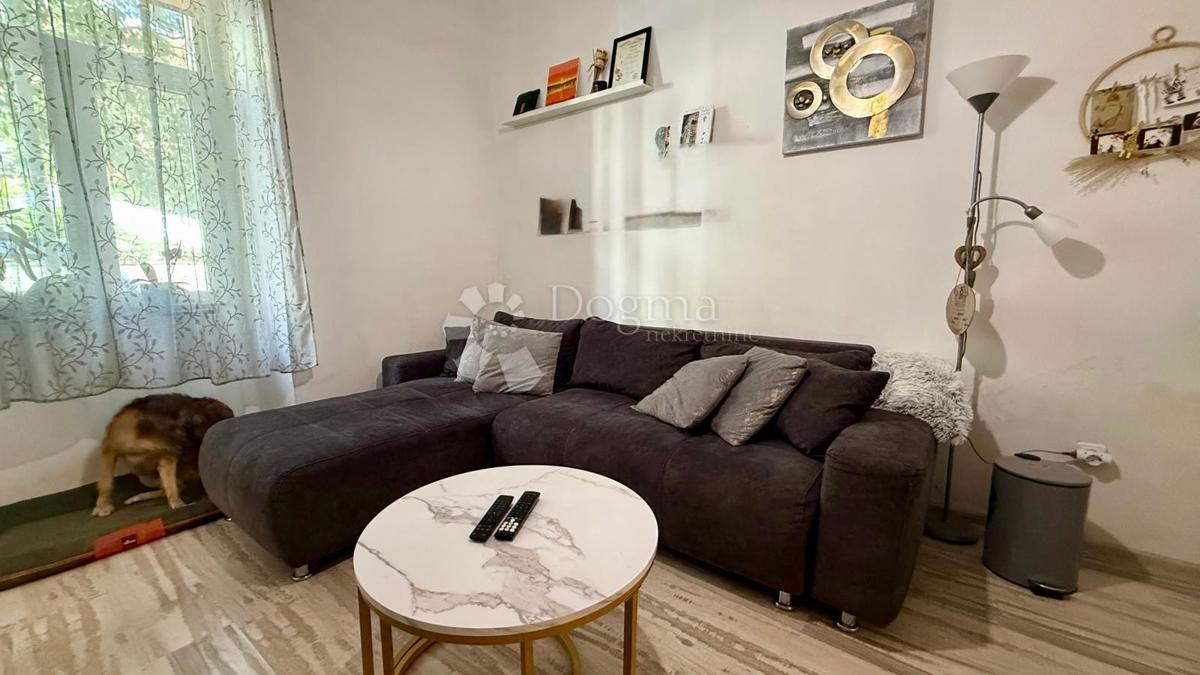 Uredan dvosoban stan 55,03 m² u mirnoj zgradi s tri stana