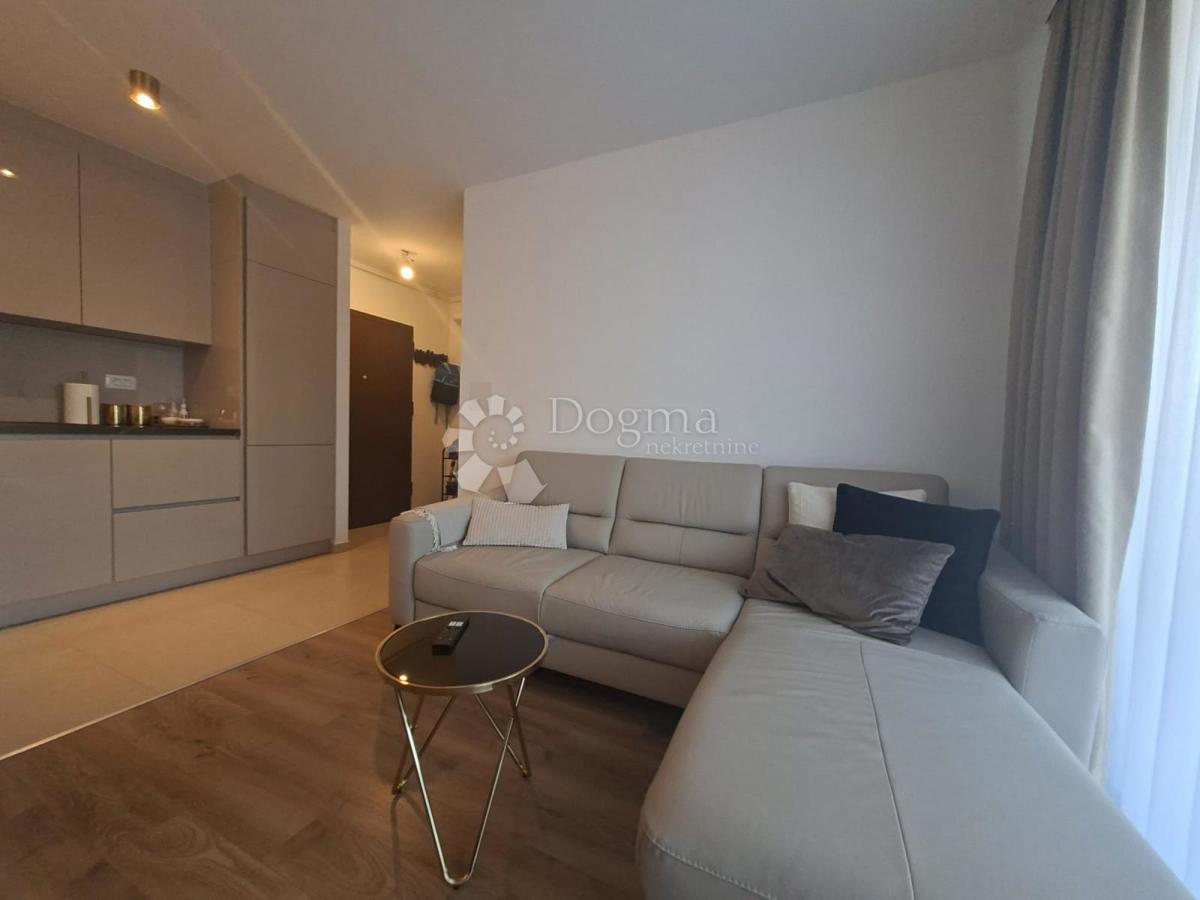 PREKRASAN JEDNOSOBAN STAN - 39 m² + PARKIRNO MJESTO, 500 m OD PLAŽE