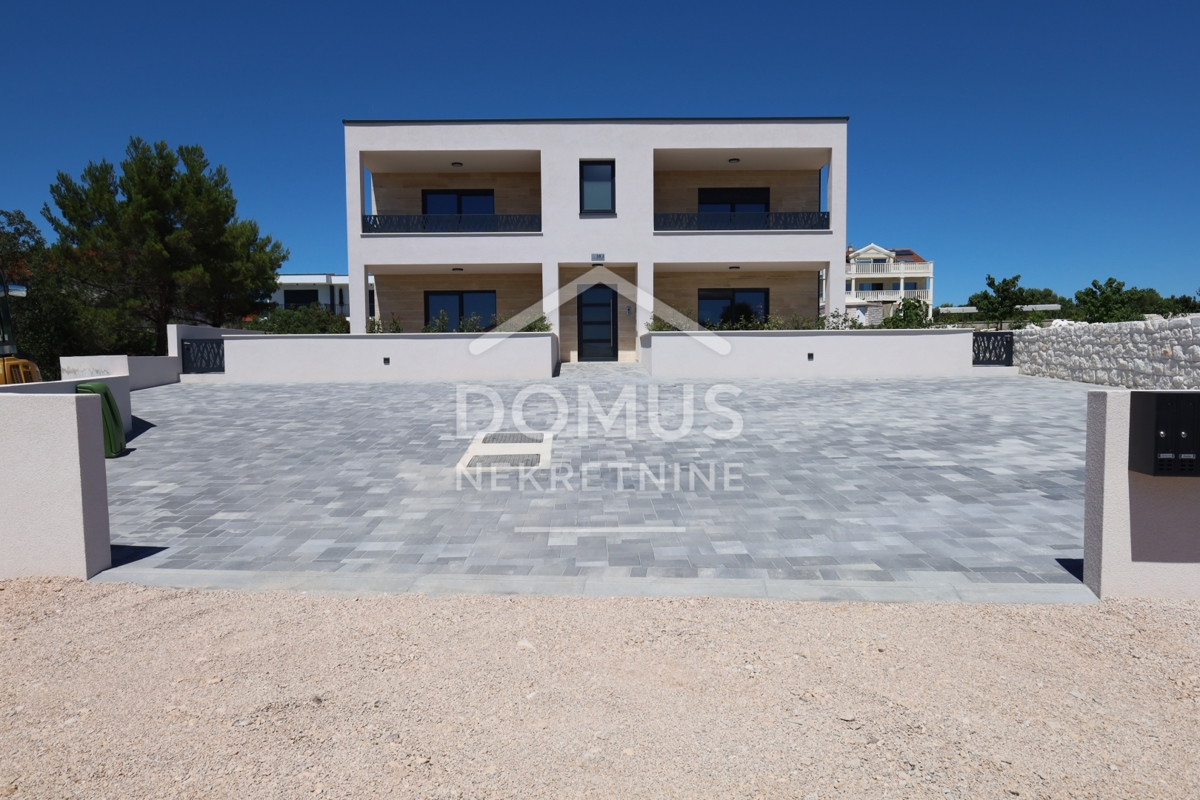 Vodice, new construction, two-bedroom apartment of 81 m² with garden and 2 parking spaces